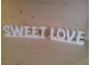 Надпись "SWEET LOVE" из пенопласта