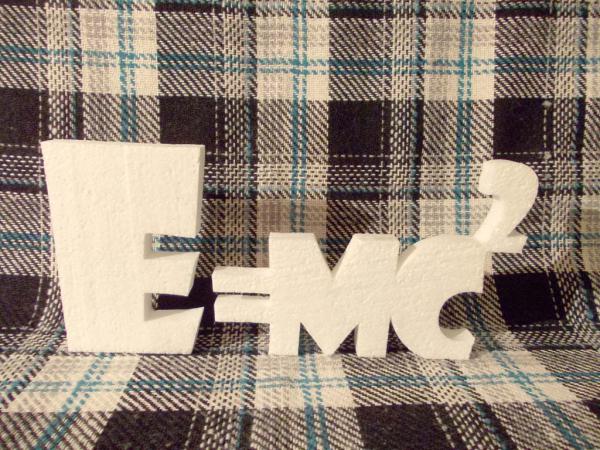 Надпись "E=mc2" из пенопласта
