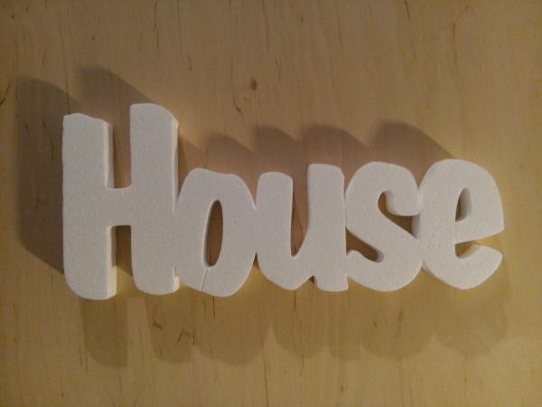 Слово "House" из пенопласта