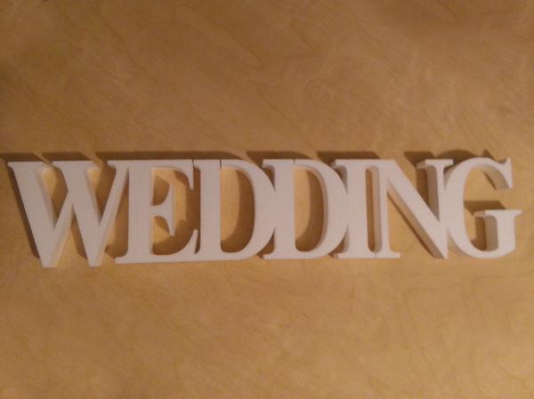 Слово "WEDDING" из пенопласта