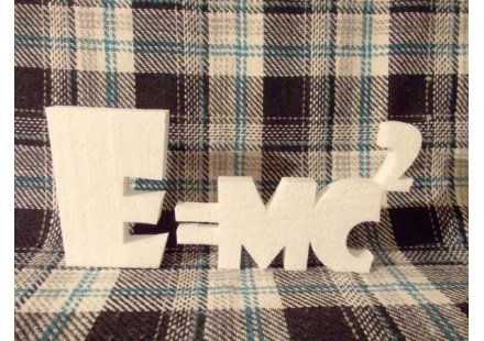 Надпись "E=mc2" из пенопласта